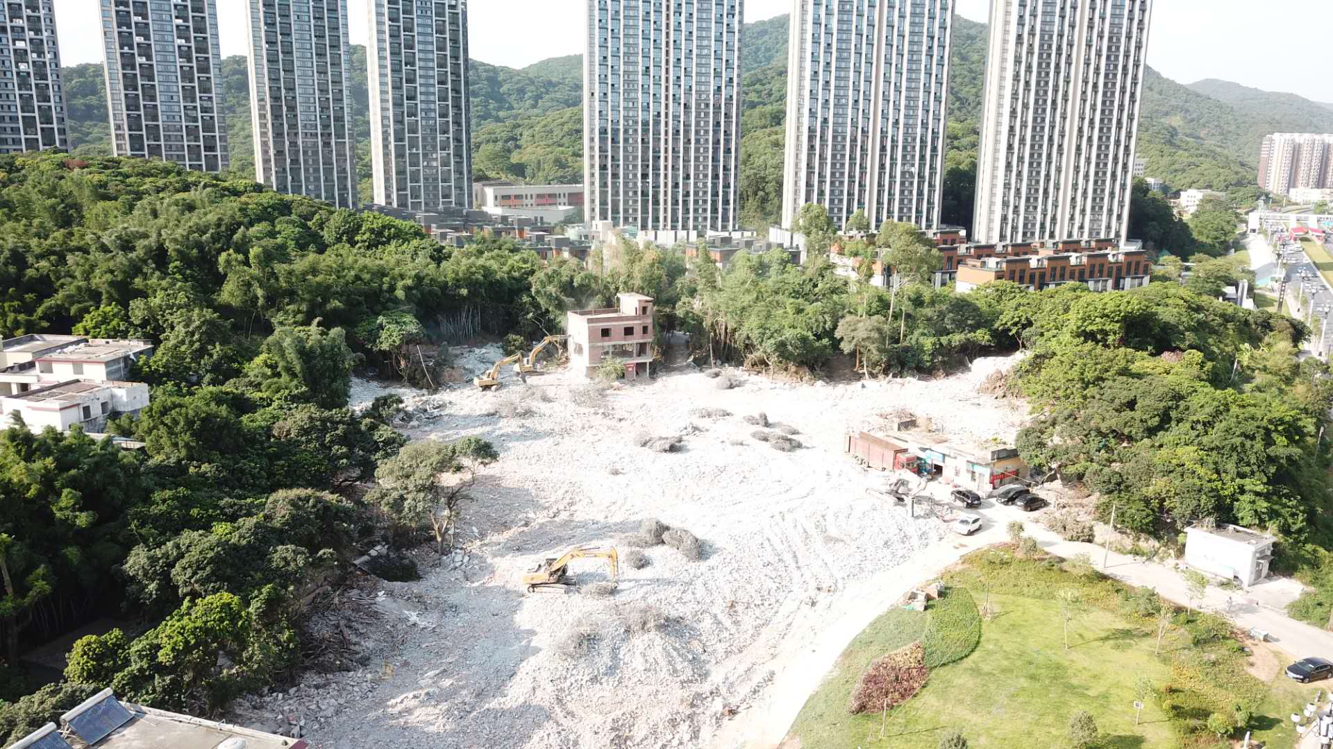 嶺頭公司舊村全面改造項(xiàng)目于2020年6月11日啟動羌洞片區(qū)拆補(bǔ)方案表決、簽約、交房、拆除工作。僅10天內(nèi)完成全片91棟私人房屋簽約，至6月25日全片區(qū)完成交房，至7月25日全片區(qū)拆除完畢。